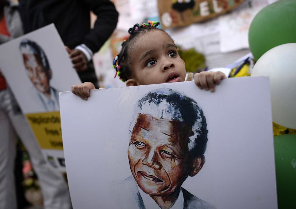 Foto: Una niña sostiene un cartel de apoyo a Mandela. (Reuters)