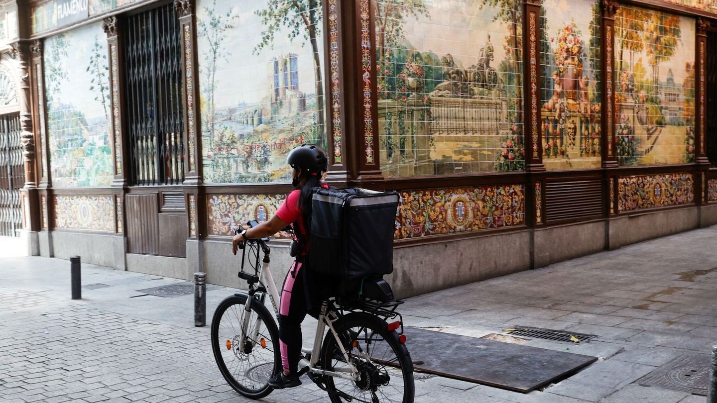 La 'ley rider' provocó la salida de España de Deliveroo. (EFE/Juan Carlos Hidalgo)