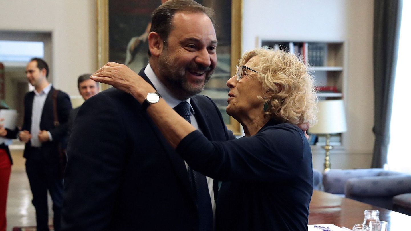 El ministro de Fomento y secretario de Organización del PSOE, José Luis Ábalos, y la alcaldesa de Madrid, Manuela Carmena, el pasado 19 de julio en Madrid. (EFE)