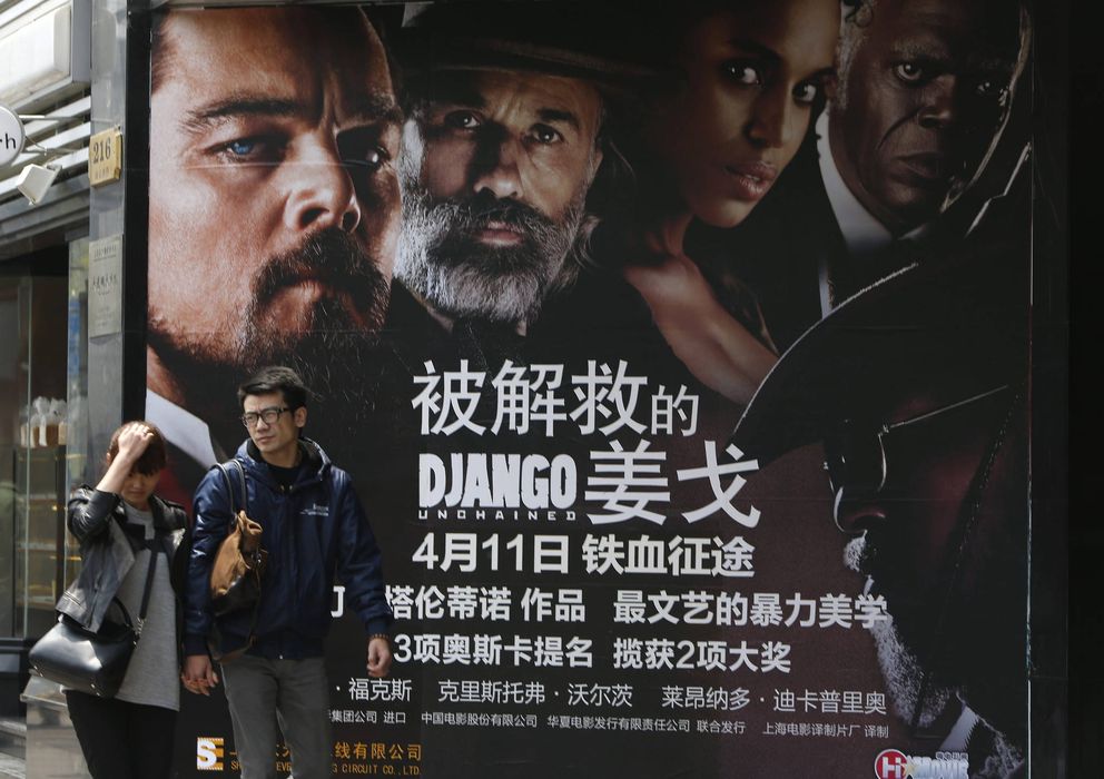Foto: Peatones caminan junto a un cartel de la película 'Django Desencadenado' en Shangai (EFE
