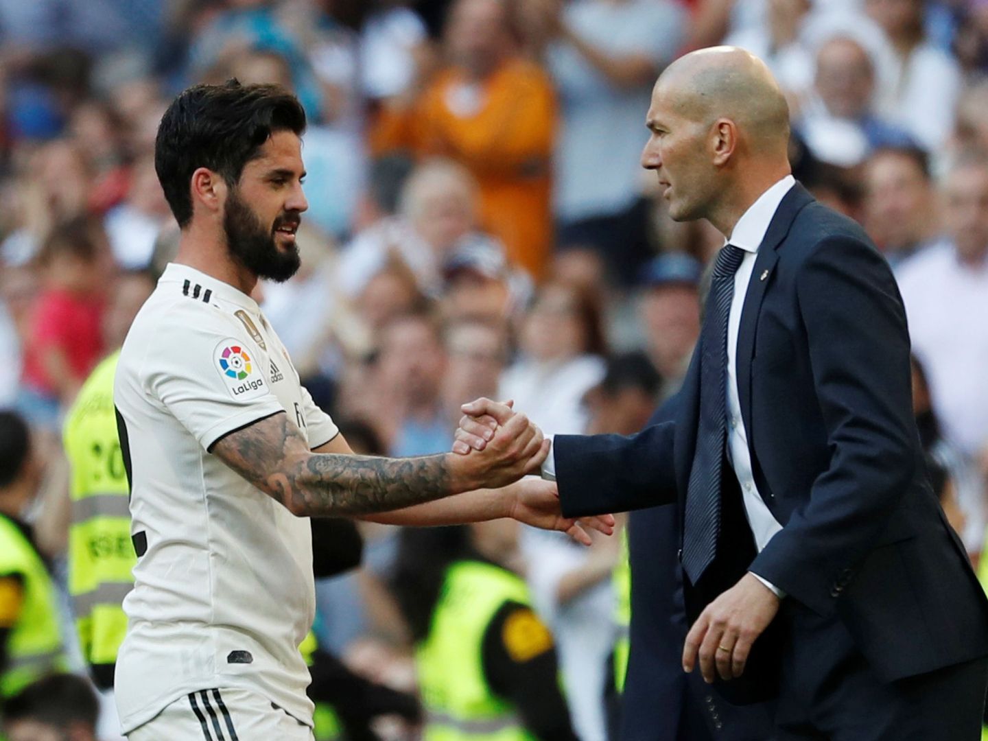 Zidane e Isco chocan las manos en un cambio. (Efe)