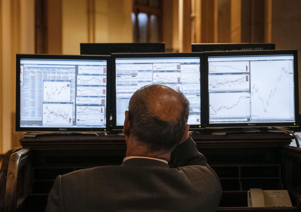 Foto: Un inversor frente a unas pantallas del parqué de la bolsa