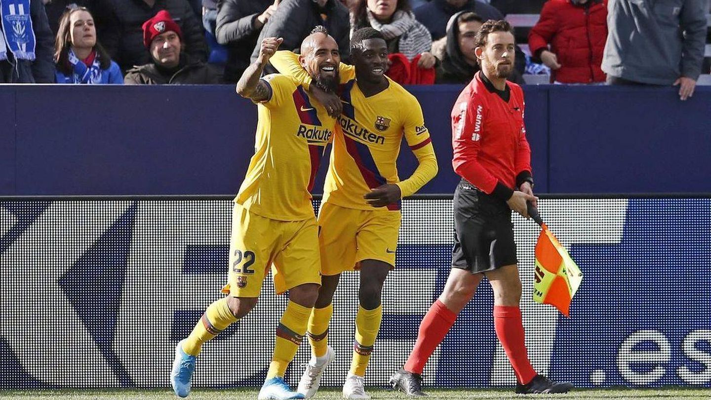 El chileno Arturo Vidal celebra su gol en Butarque. (EFE) 