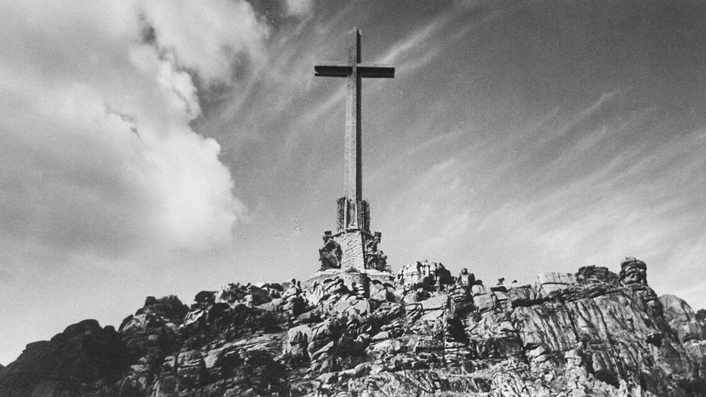 La cruz del Valle de los Caídos nada más terminarse. (Archivo/Diego Méndez)