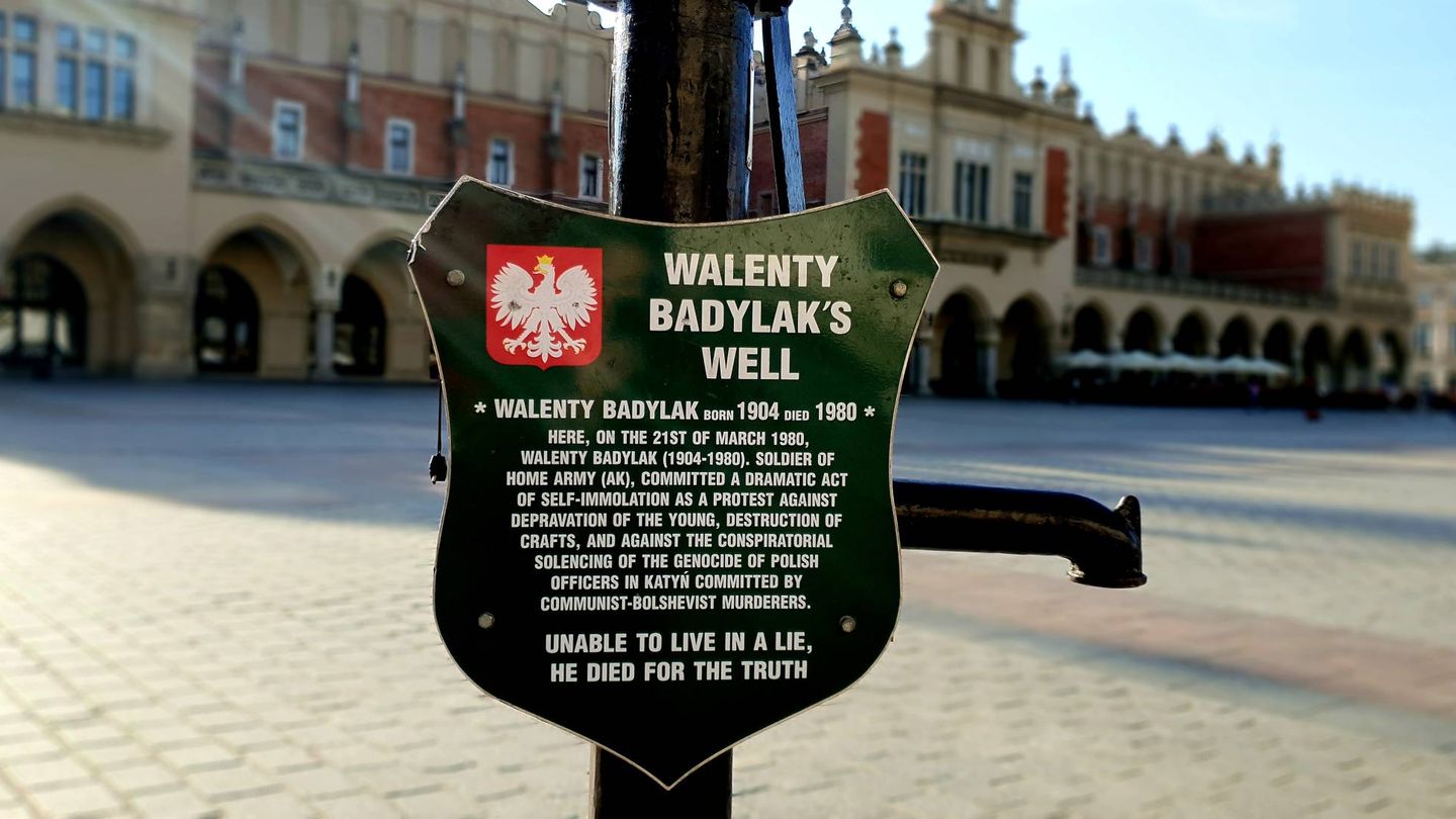 Una placa conmemorativa en el lugar donde Walenty Badylak se prendió fuego en Cracovia. (M. A. Gayo)