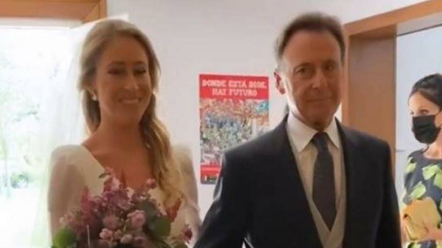 Marta y su padre, Matías Prats, en la boda. (Instagram)