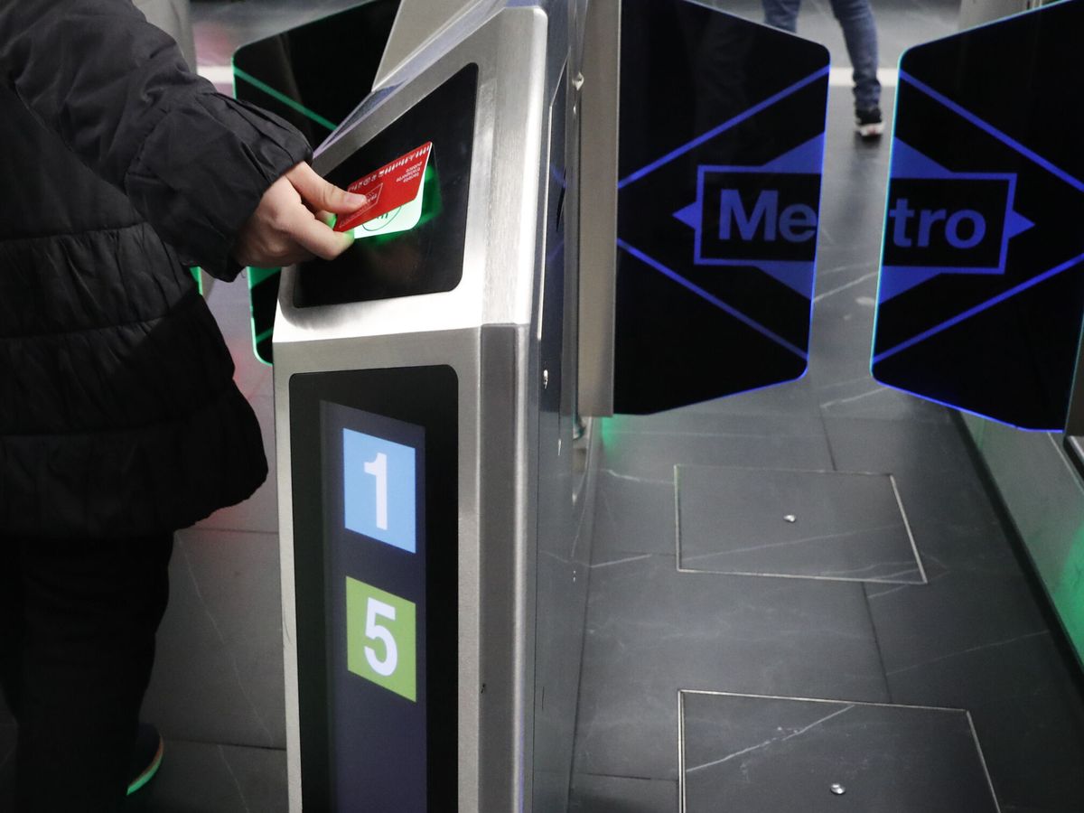 Foto: Los usuarios podrán conocer la ocupación en tiempo real de Metro Madrid. (EFE/Eduardo Oyana)
