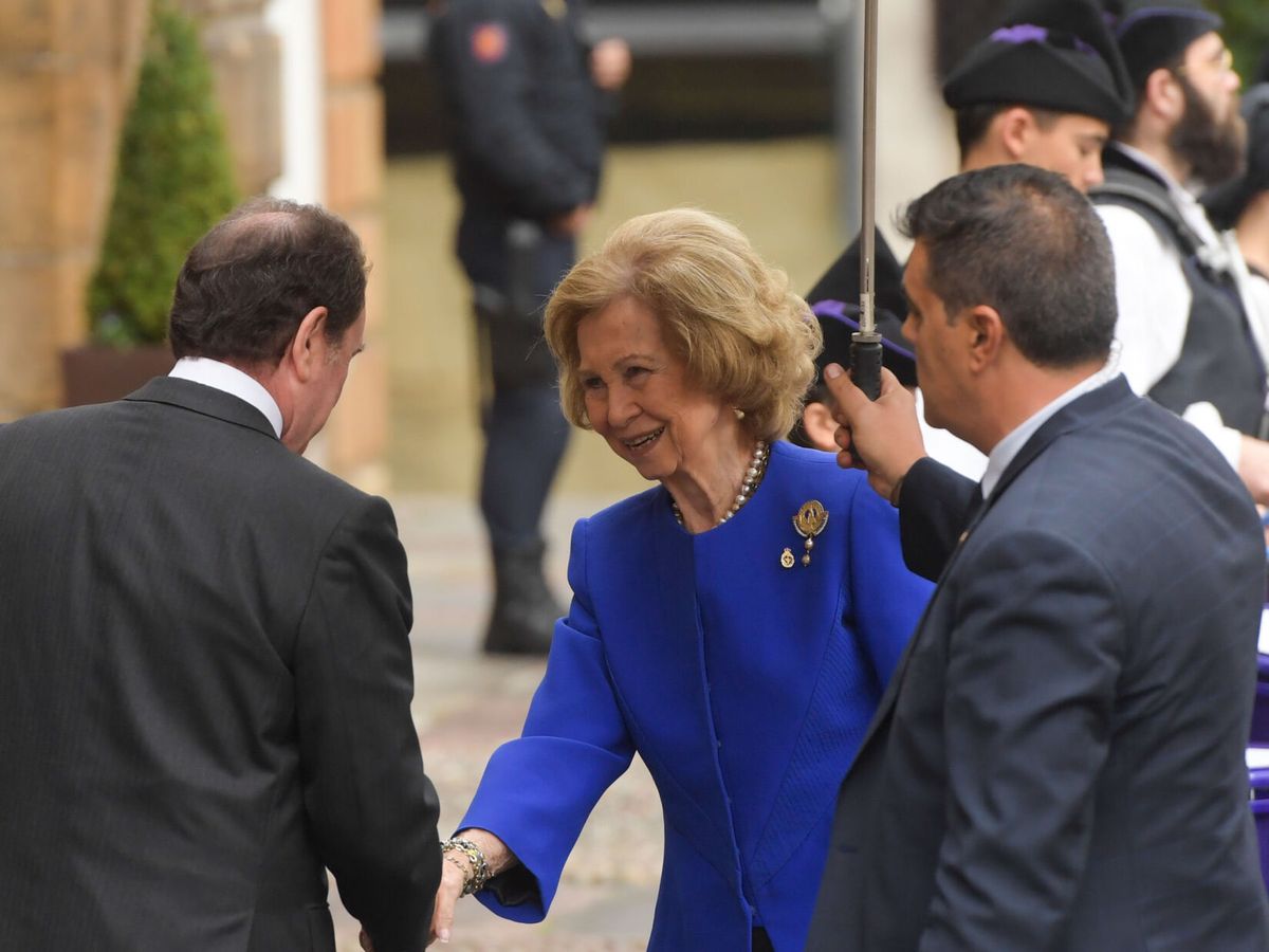 Foto: La reina Sofía llega a Oviedo para asistir a los Premios Princesa de Asturias. (EFE/Eloy Alonso)