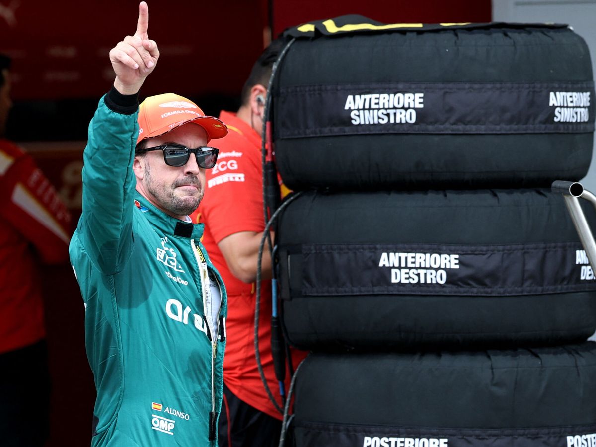 Foto: Fernando Alonso saluda a la afición en el GP de España. (Reuters/Thomas Coex)