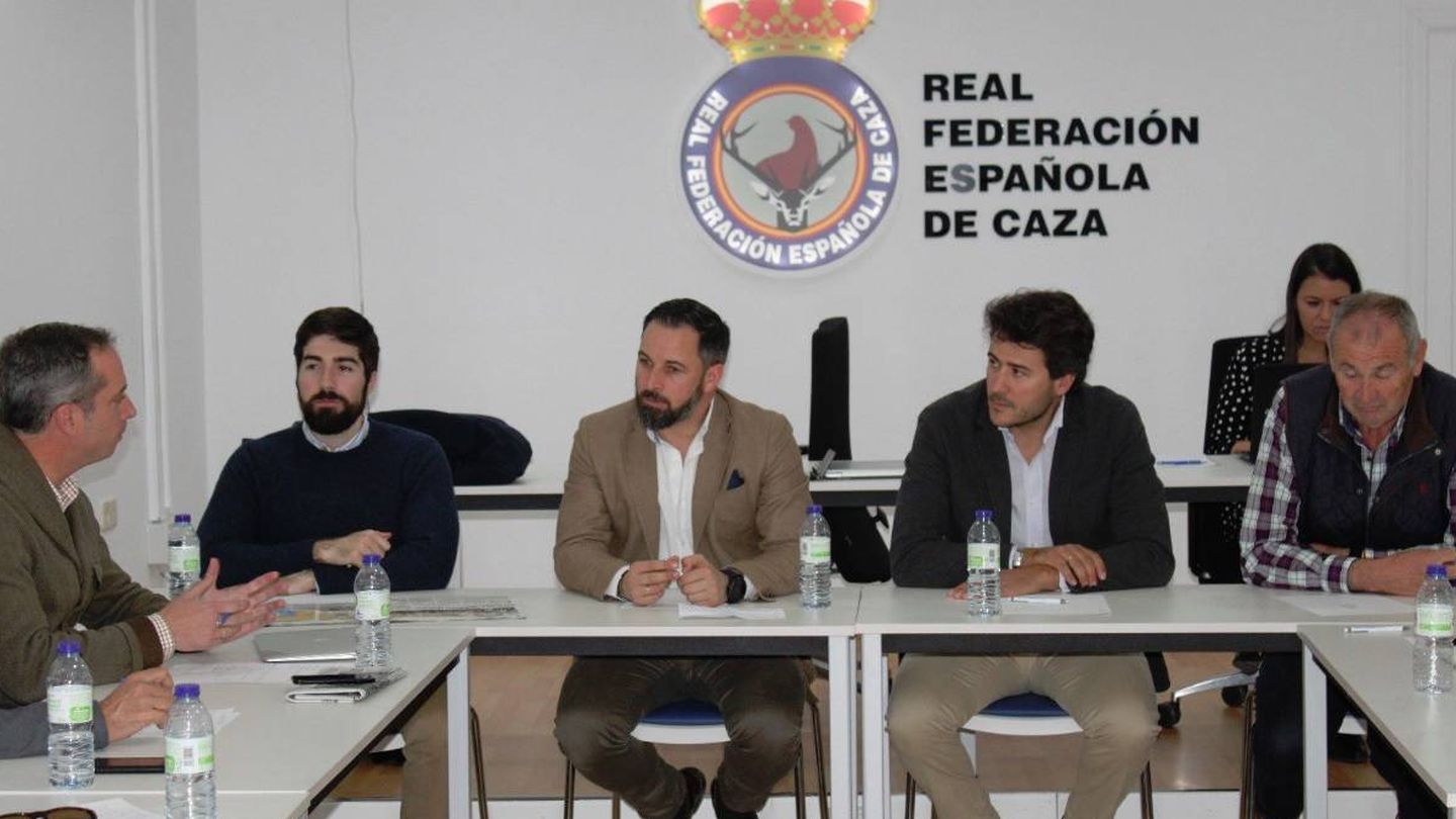 El líder de Vox, Santiago Abascal, en una reunión con la Federación Española de Caza.