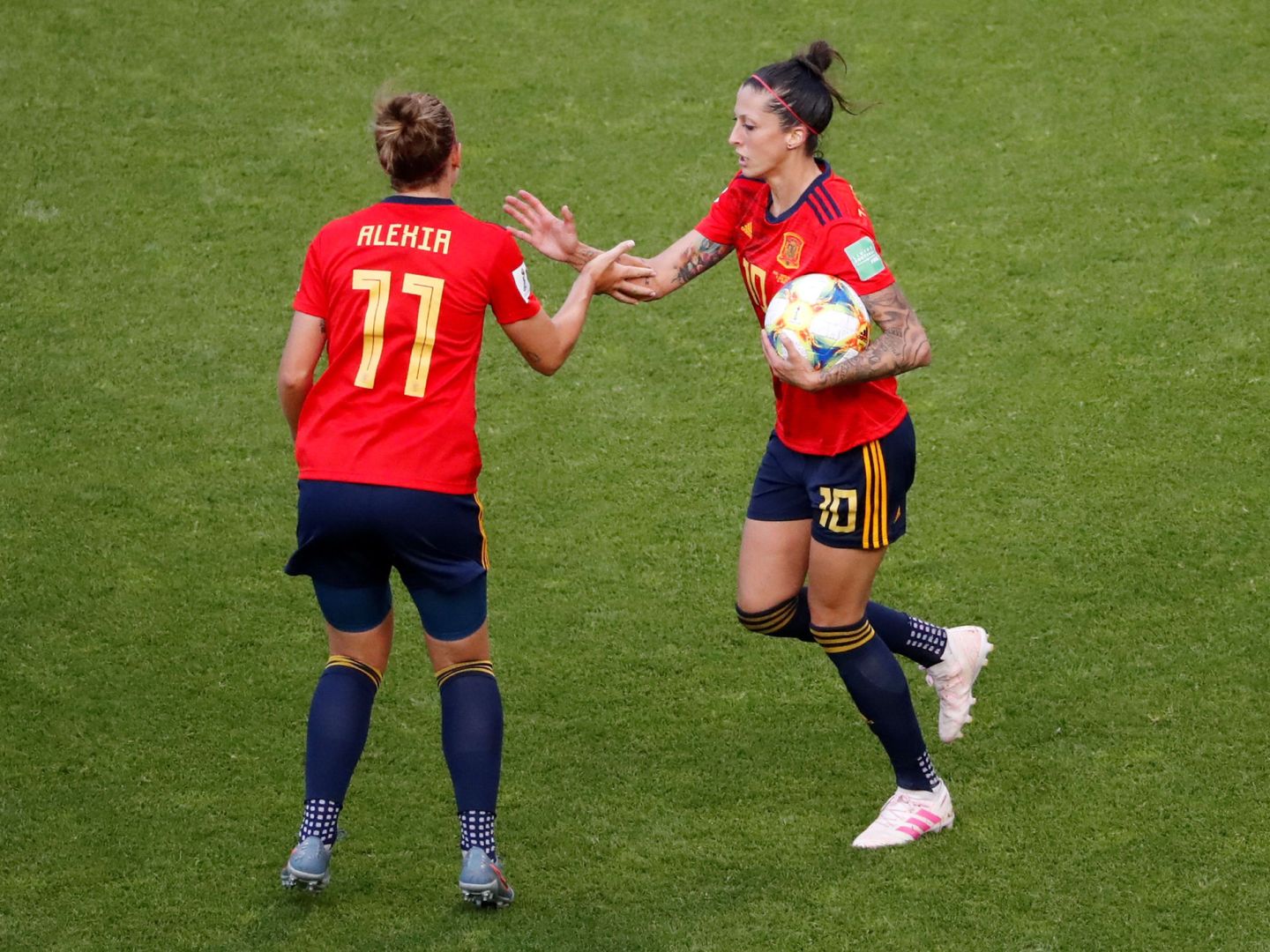 Alexia Putellas celebra el gol de Jennifer Hermoso que le vale a España para empatar el duelo. (Reuters)