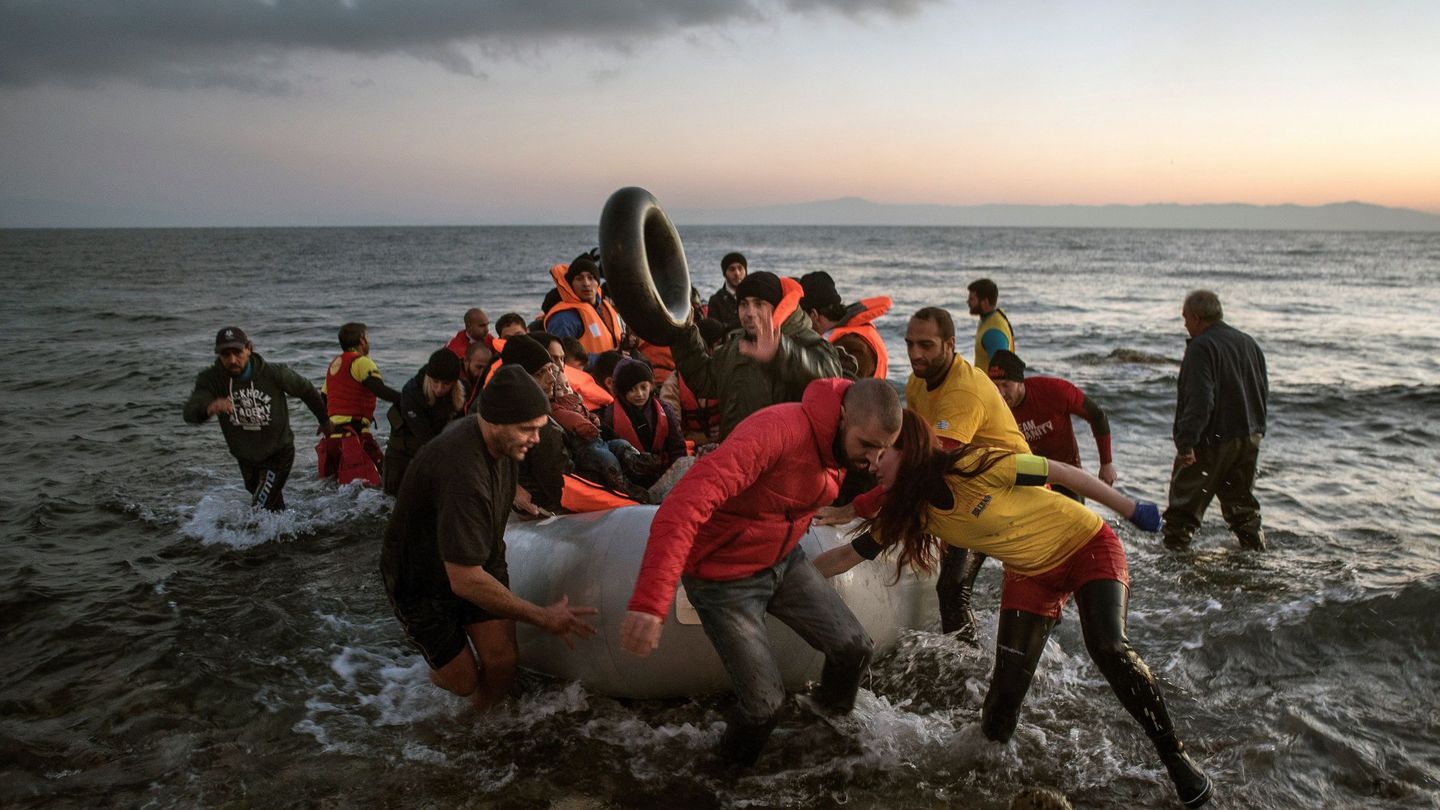 Llegada de refugiados a la costa de la isla griega de Lesbos. (EFE)