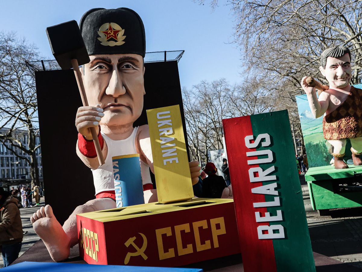 Foto: Manifestación contra Putin en el carnaval de Colonia. (EFE/Focke Strangmann)