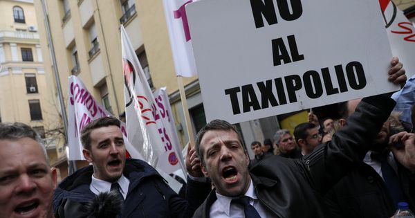 Foto: Conductores de VTC protestan ante la sede del PSOE en Madrid. (Reuters)