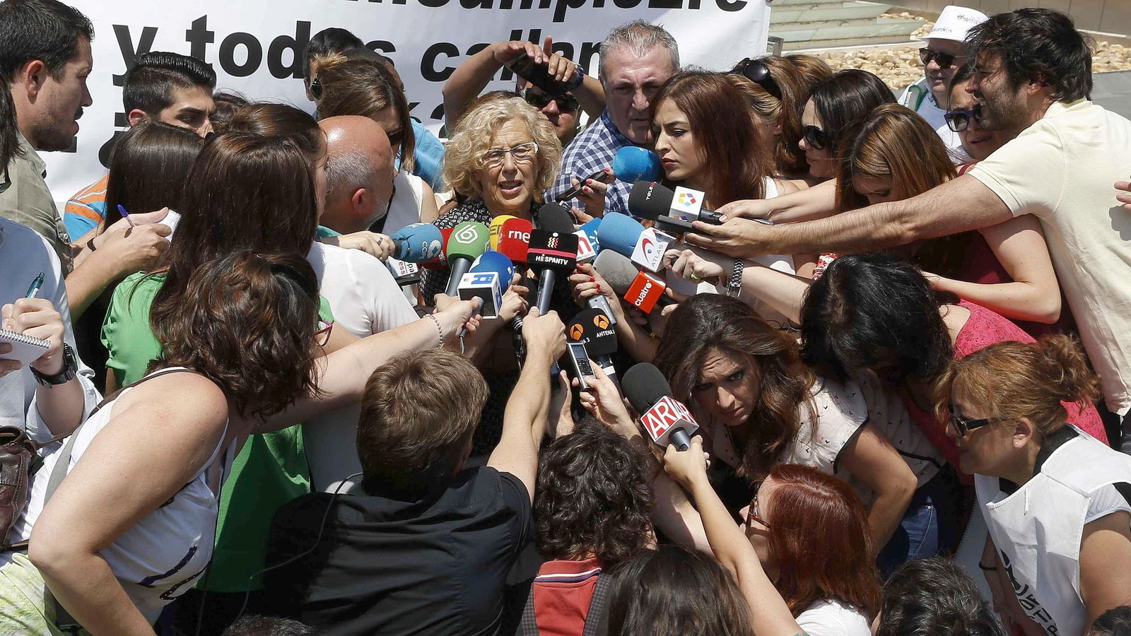 Foto: Manuela Carmena (c) atiende a los medios de comunicación tras la reunión con Goirigolzarri. (EFE)