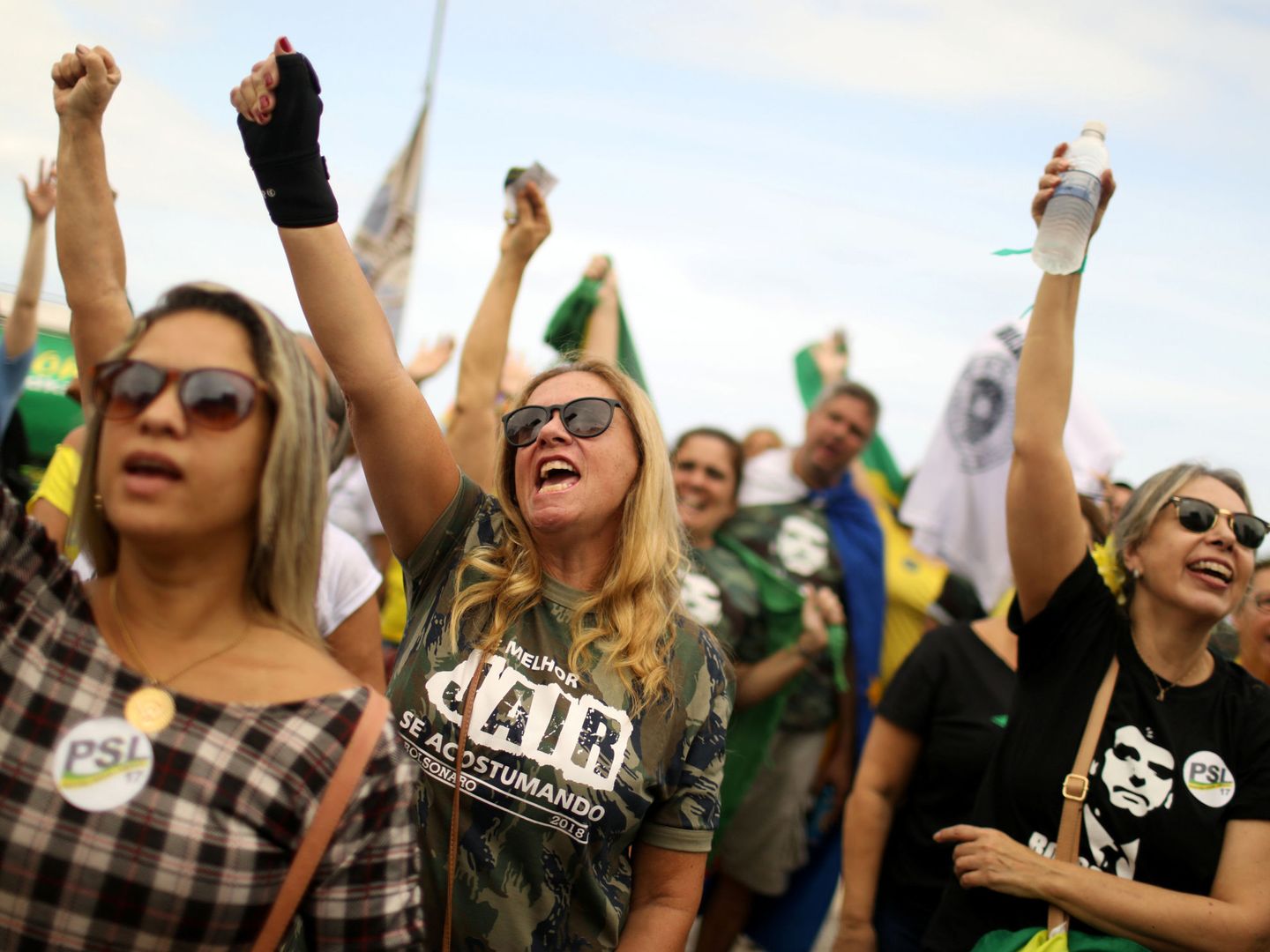 Simpatizantes de Jair Bolsonaro durante una marcha en defensa de su candidato en Río de Janeiro. (Reuters)