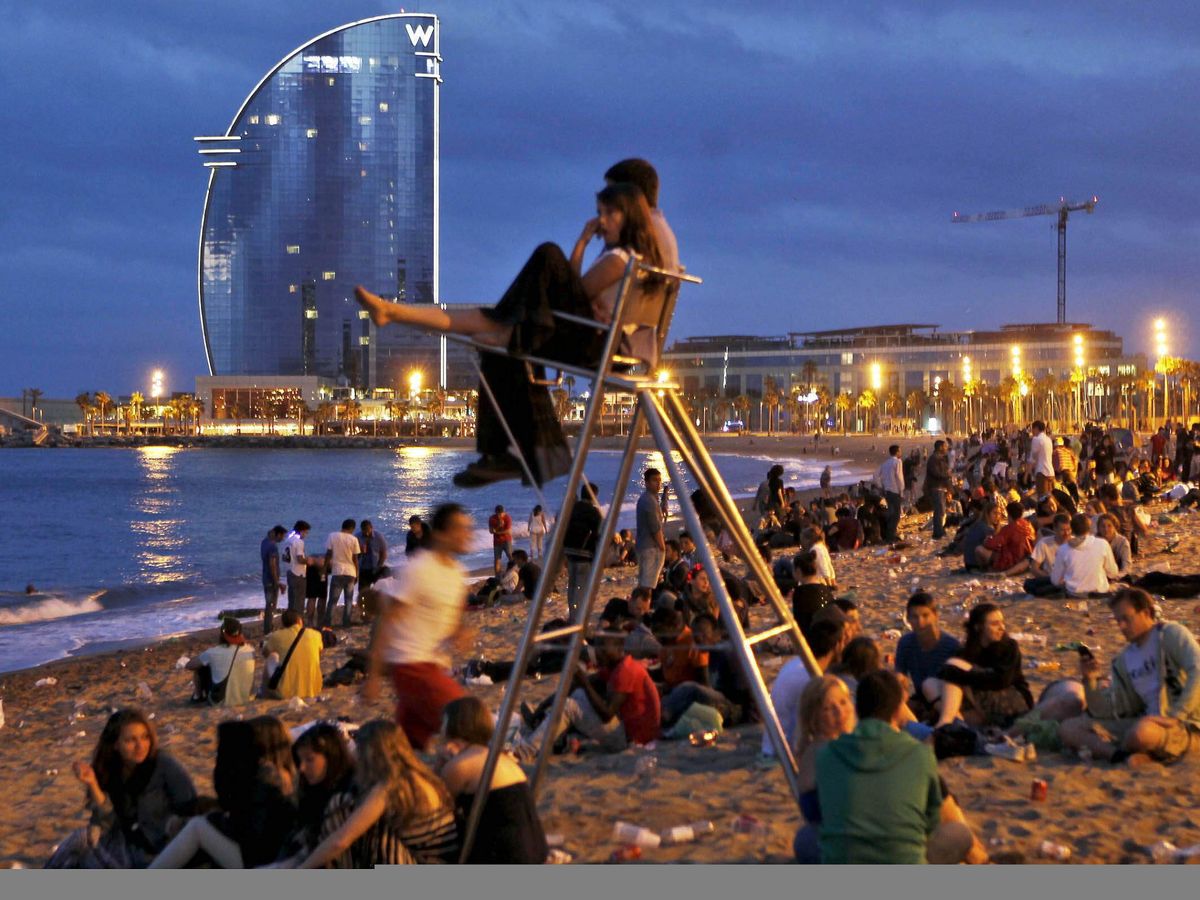 Foto: La playa de la Barceloneta estará este año cerrada en la noche de San Juan (EFE/Albert Olivé)