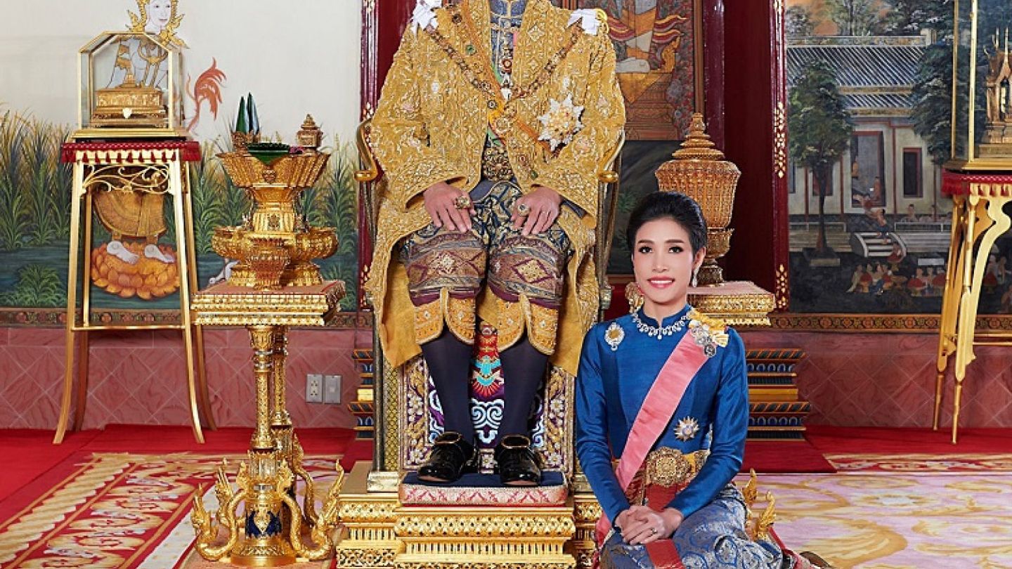 Rama X, rey de Tailandia, junto a su concubina, Sineenat. (Reuters)