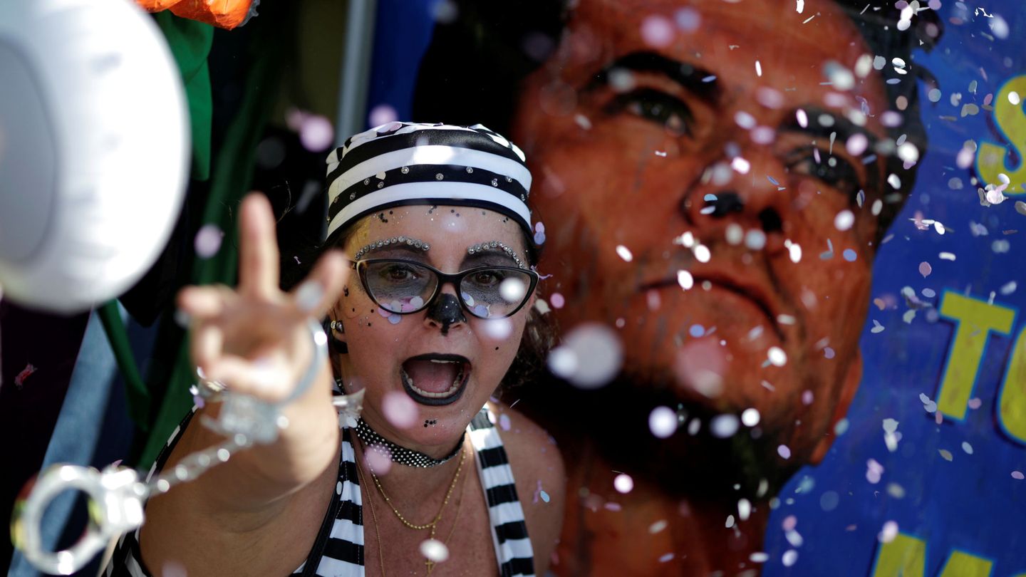 Una mujer celebra la condena del expresidente brasileño. (Reuters)