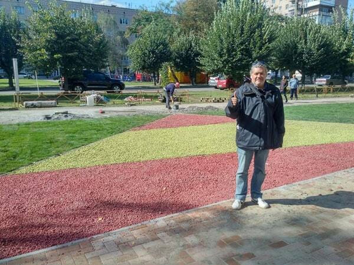 Foto: Carlos García Lahoz, en su parque, Aragón, inaugurado el 5 de octubre de 2018 en Uman, Ucrania. (Archivo del autor)
