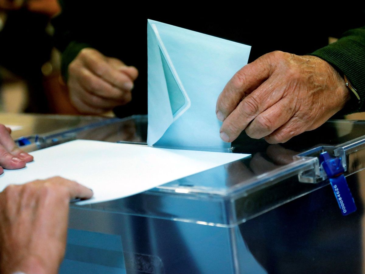 Foto: Un ciudadano deposita su voto en un centro electoral en el centro de Madrid. (EFE)