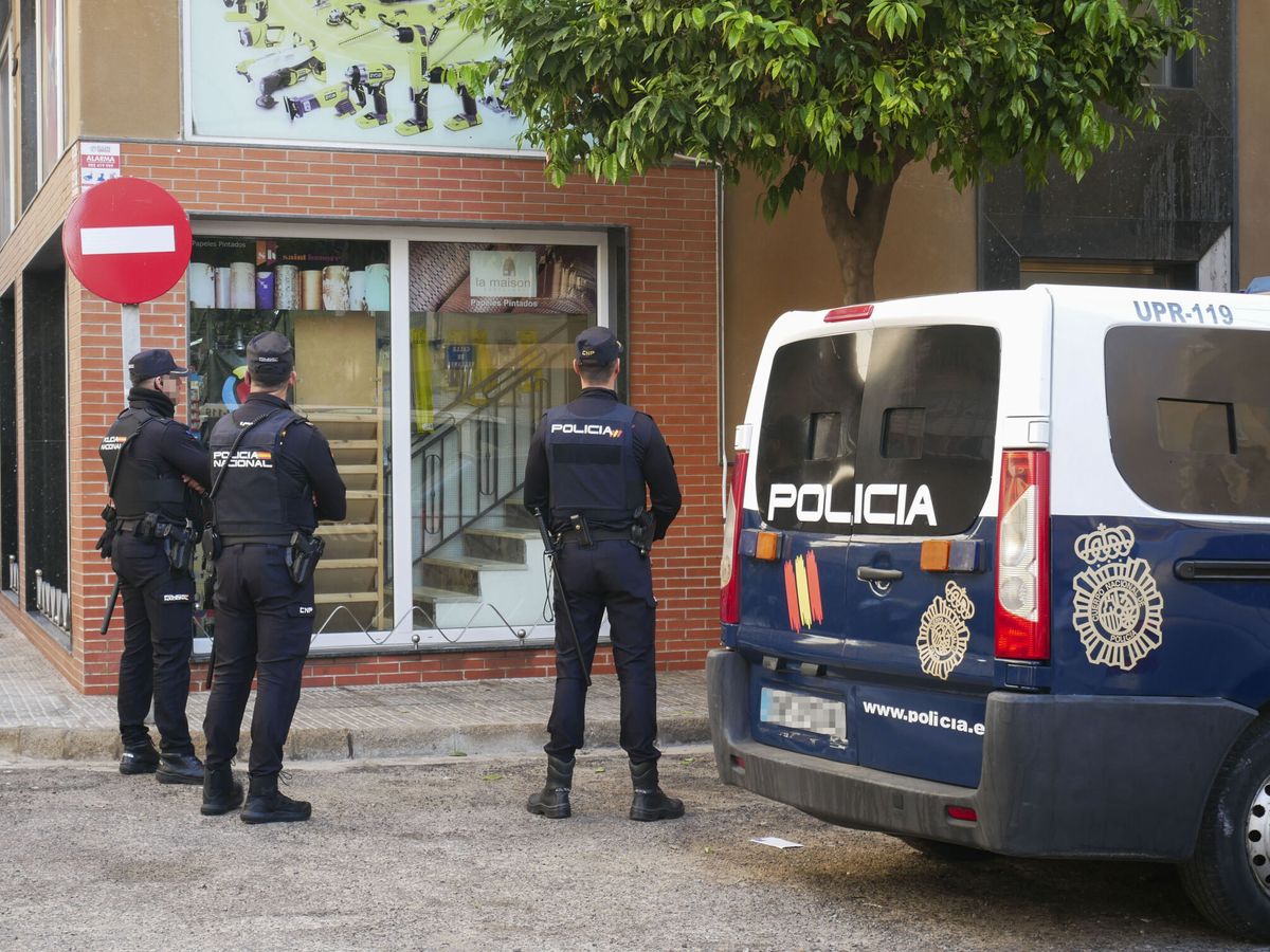 Foto: Varios agentes de la Policía Nacional junto a un vehículo oficial. (Paqui Sánchez/EFE)