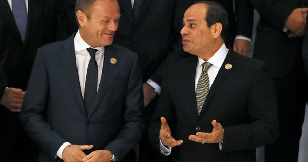 Foto: Donald Tusk charla con Al-Sisi, presidente de Egipto. (Reuters)
