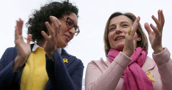 Foto: La secretaria general de ERC, Marta Rovira, y la presidenta del Parlament, Carme Forcadell. (EFE)