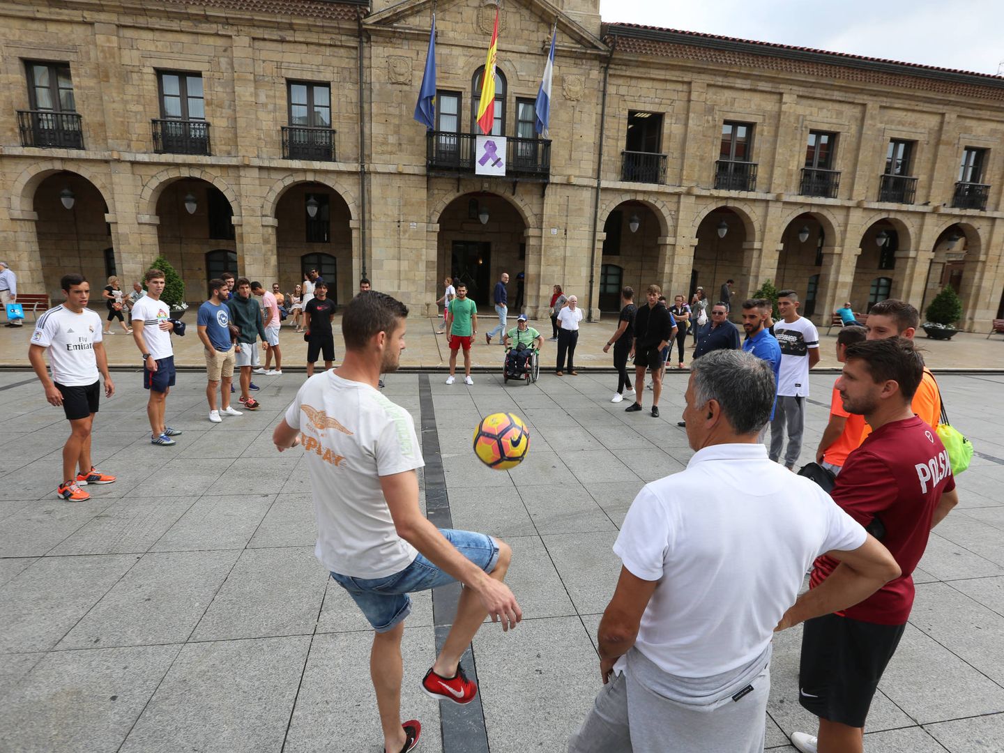 Los jugadores fieles a la gestora pelotean en la plaza del Ayuntamiento. (FOTO: Marieta, cedida por 'La Voz de Avilés')