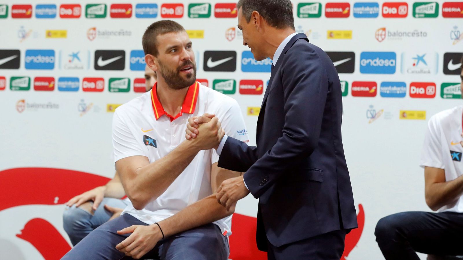 Foto: Pedro Sánchez, con Marc Gasol antes de que la Selección pusiera rumbo a China. (EFE)