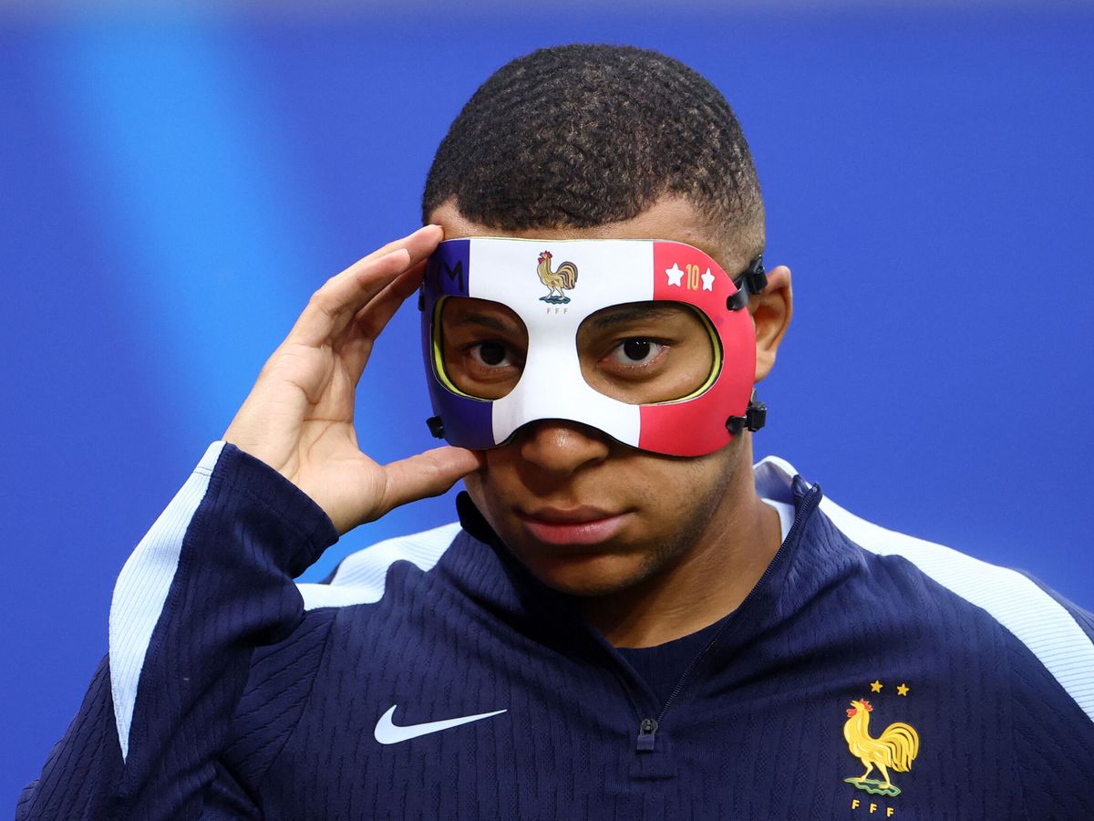 Foto: Mbappé, con su máscara. (Reuters/Lisi Niesner)