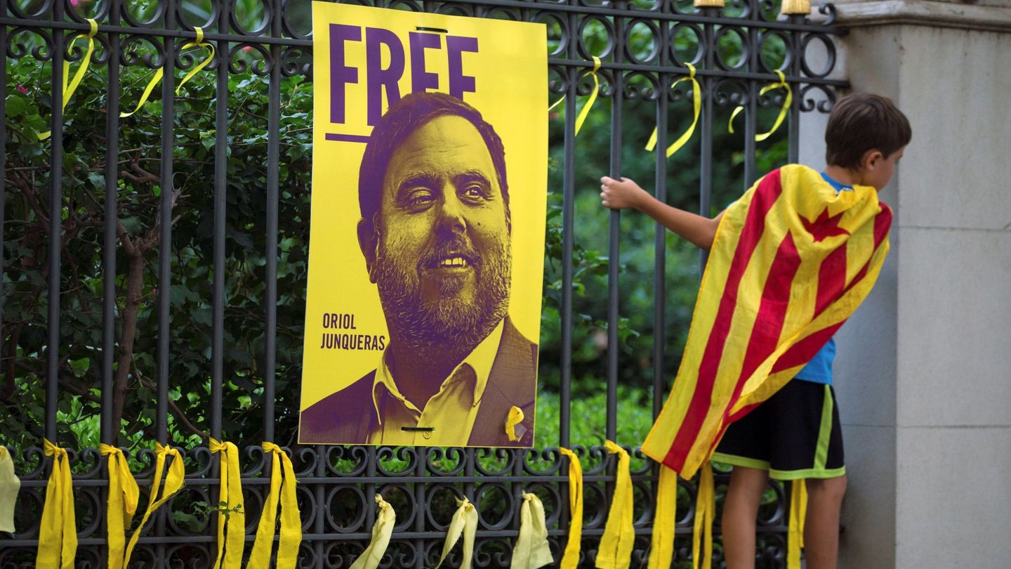 Lazos amarillos ante una fotografía del 'exvicepresident' Oriol Junqueras. (EFE)