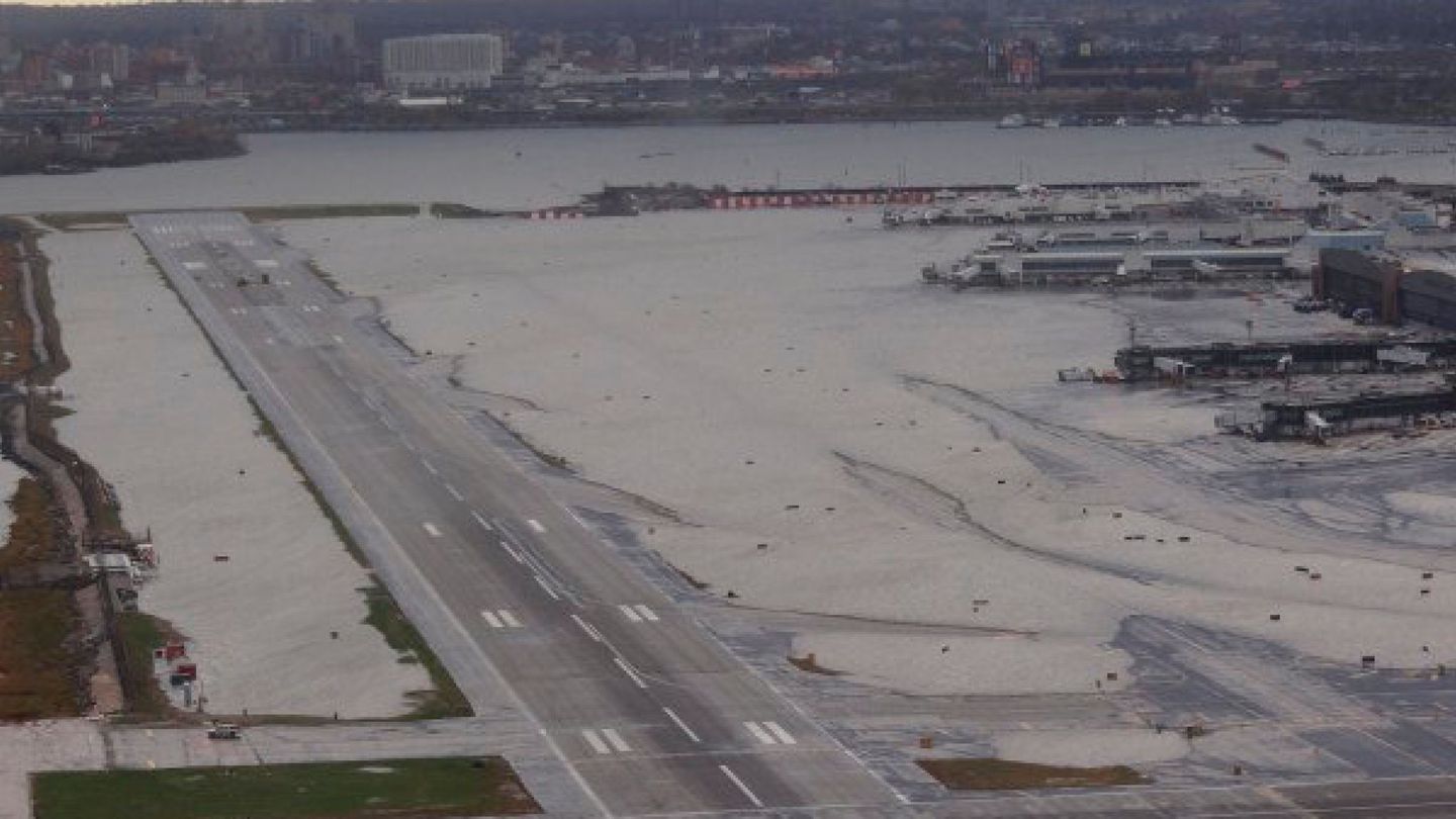 El aeropuerto de La Guardia, en Nueva York, completamente inundado tras el paso del huracán Sandy (EFE)