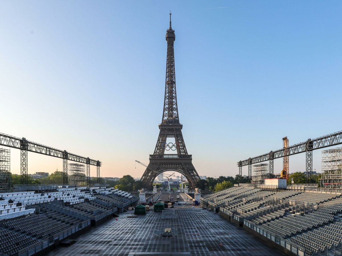 Foto: Imagen de la Torre Eiffel en París con los anillos olímpicos. (EFE/Teresa Suarez)
