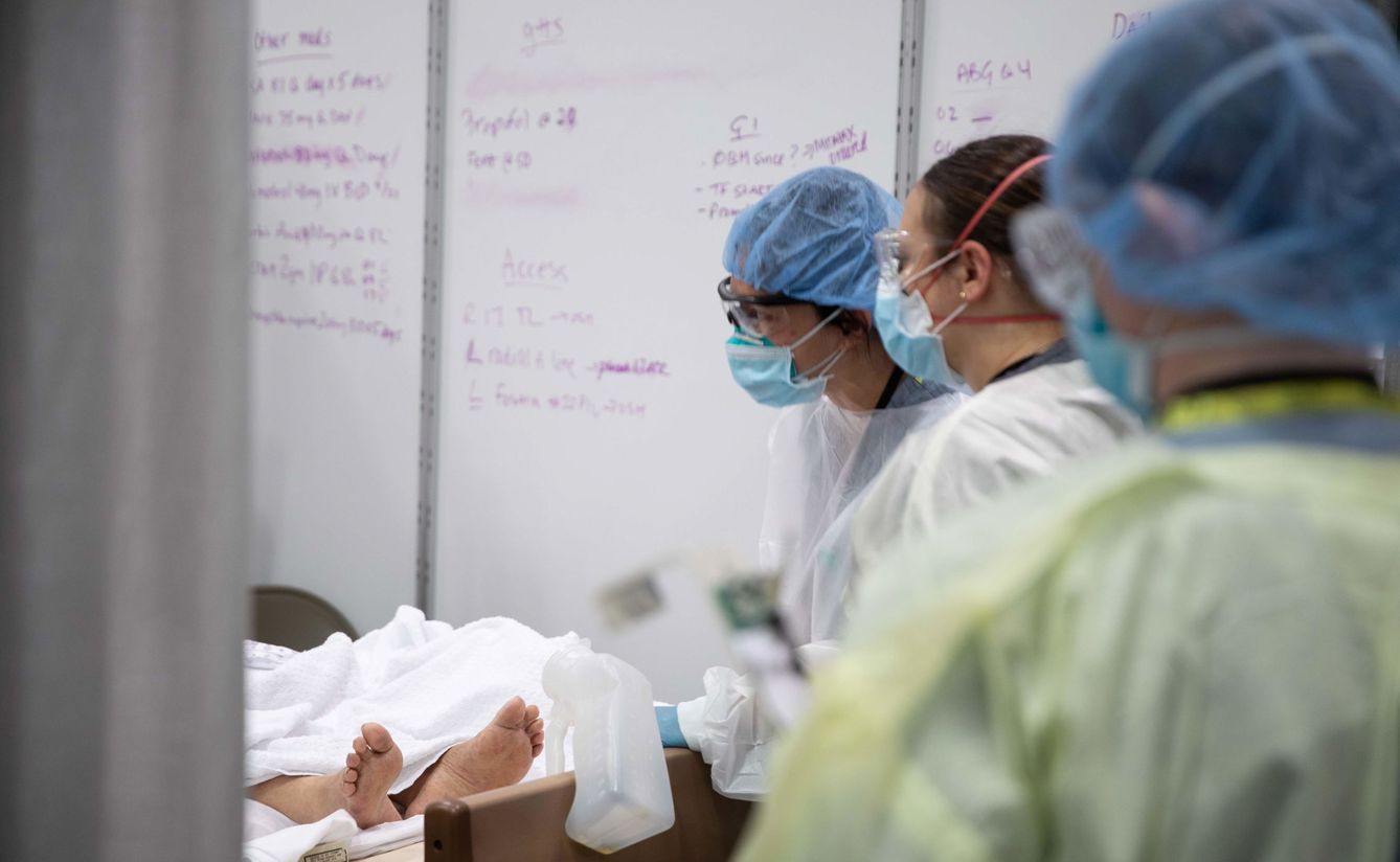 Médicos atienden a un paciente de coronavirus en un hospital de Nueva York