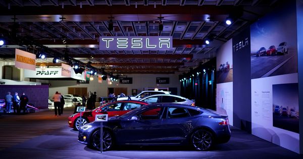 Foto: Varios vehículos de Tesla en el salón de Toronto. (Reuters)
