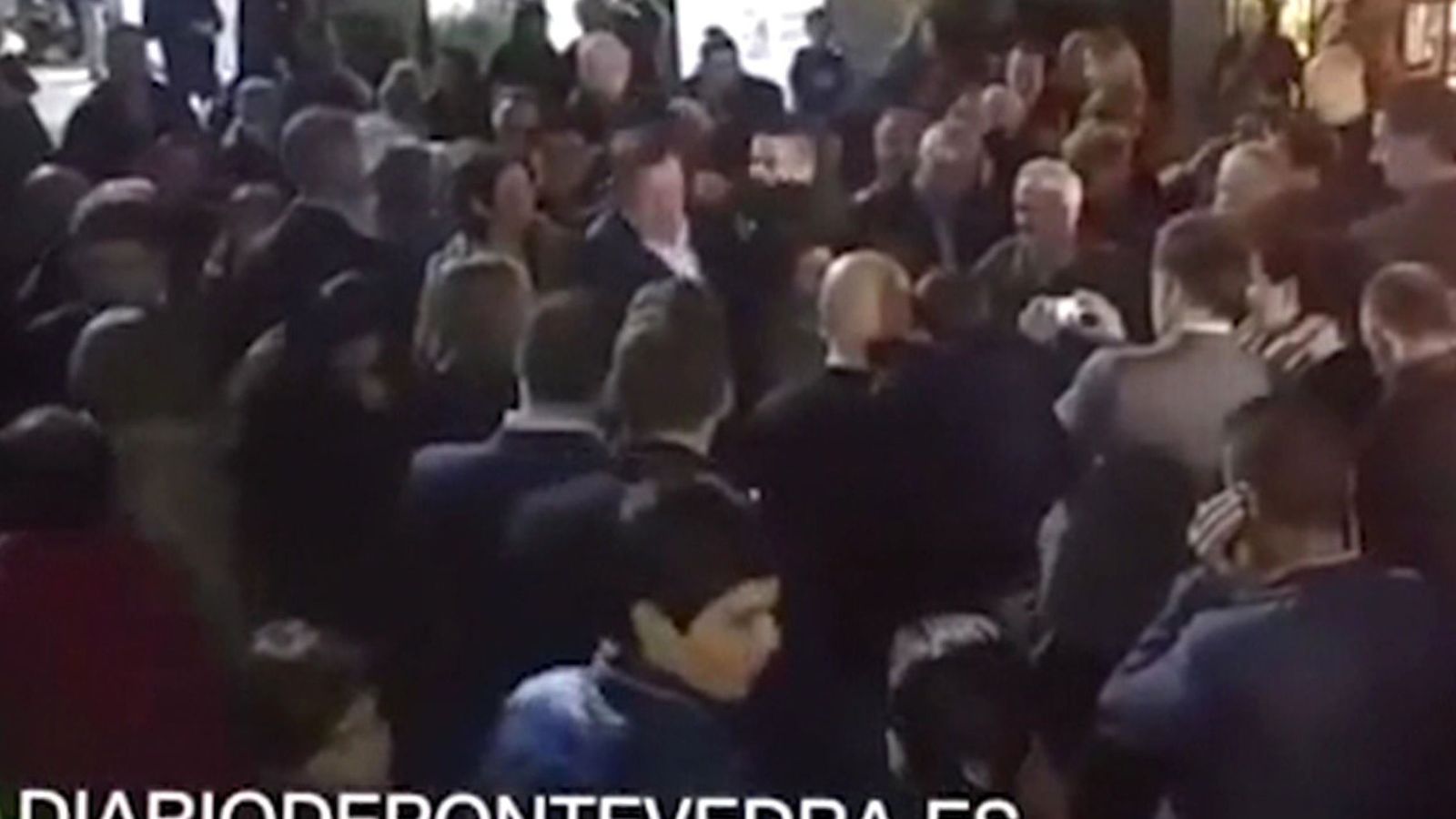 Foto: Imagen capturada de un vídeo del 'Diario de Pontevedra.es', que capta el momento en el que Rajoy es agredido. (EFE)