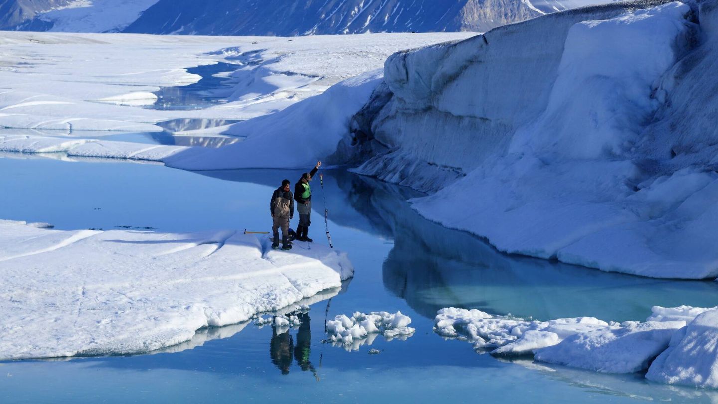 Los investigadores utilizaron una red de sensores junto con datos de perfiles anuales del agua, imágenes satelitales y observaciones de campo para documentar los cambios en el fiordo de Milne desde 2011 (Universidad de Alberta)