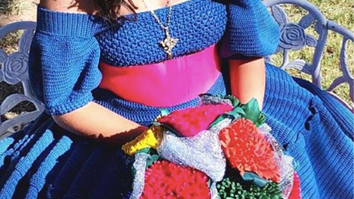 Una adolescente teje el vestido para su fiesta de los 15 años y se hace viral en TikTok