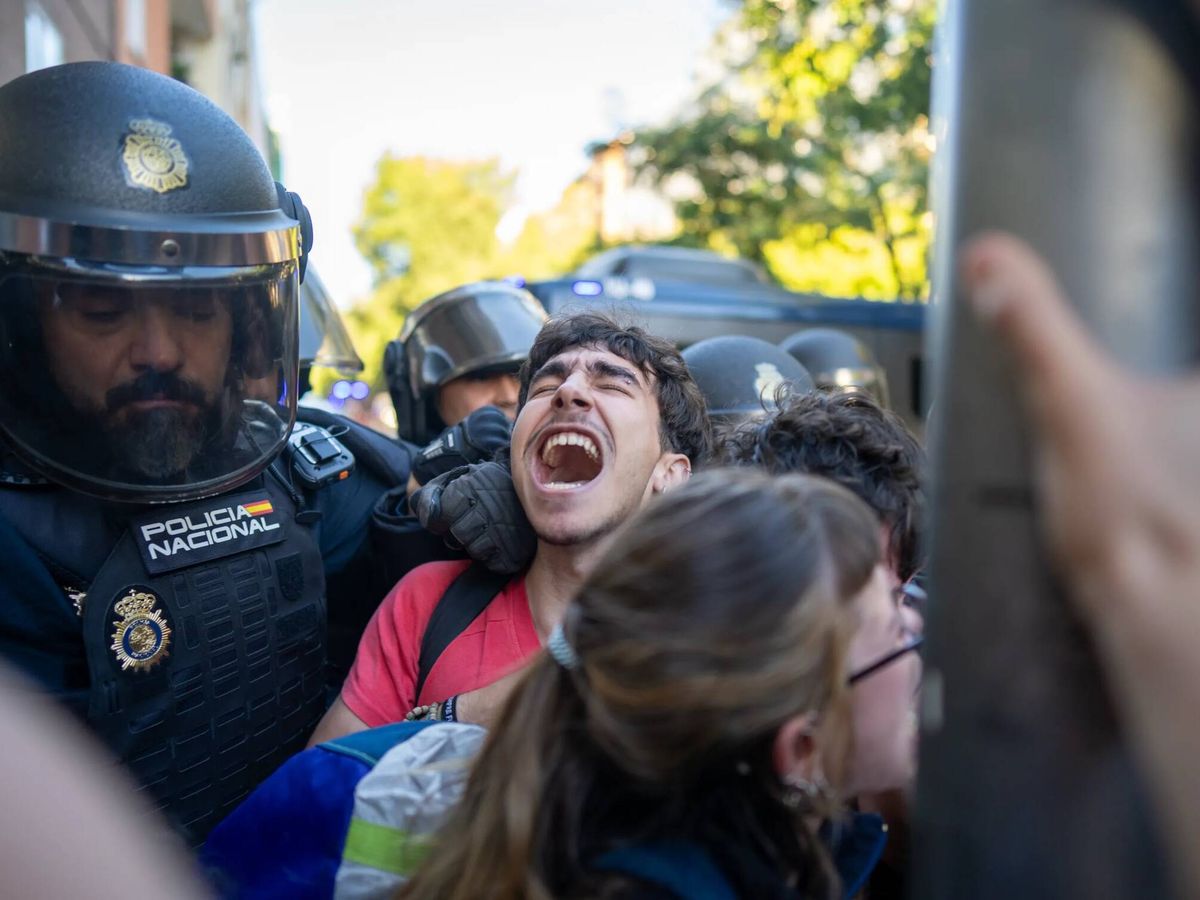 La Policía intenta reventar la puerta del portal de Mari Carmen