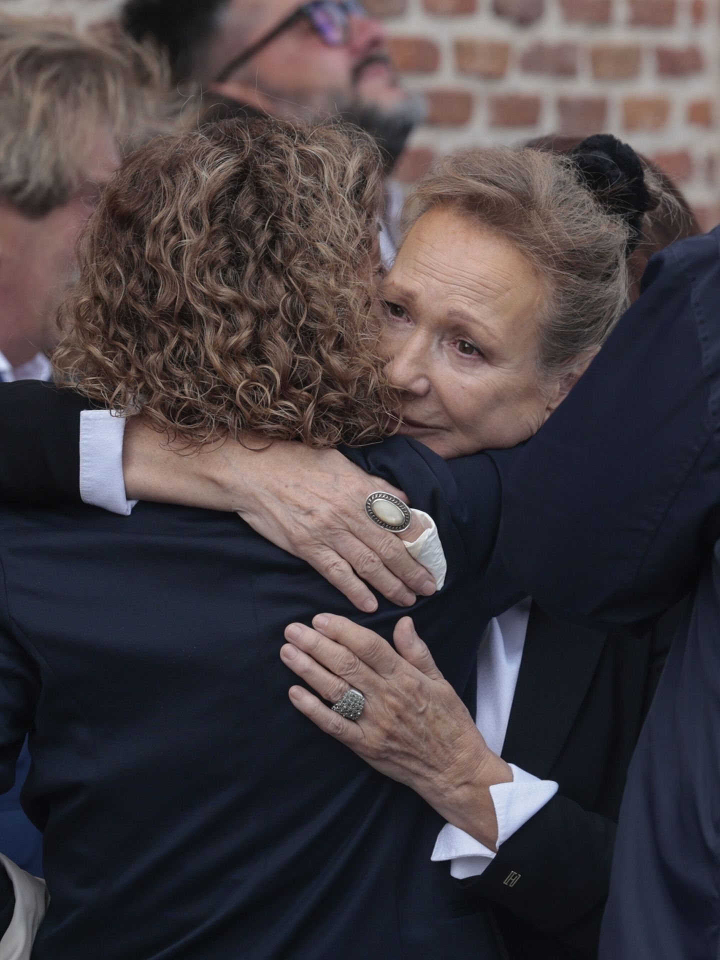 María Teresa Vega, viuda del periodista, recibe las condolencias de amigos y familiares. (EFE/Sergio Pérez) 