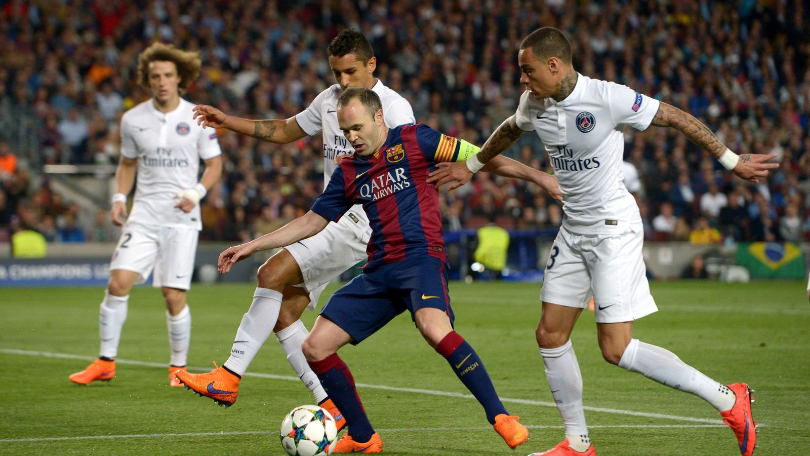 Foto: Iniesta, rodeado de rivales durante el Barcelona-PSG (Cordon Press)