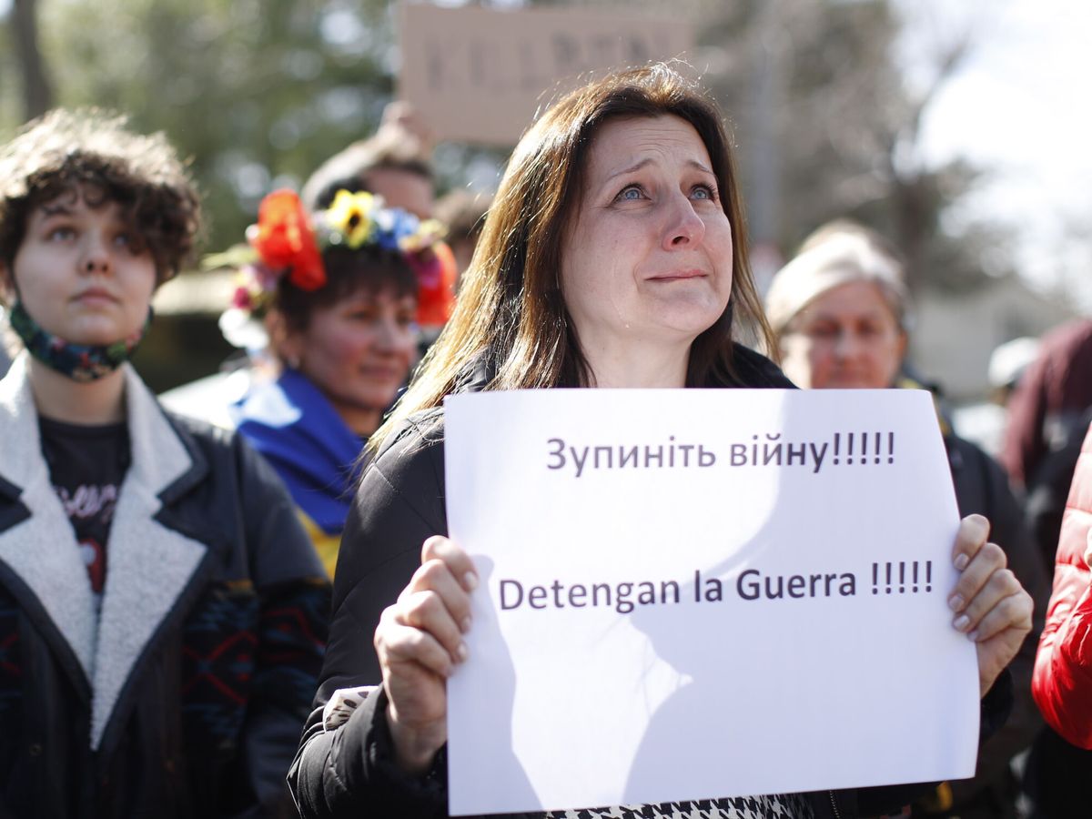 Foto: Ucranianos se concentran frente al consulado ruso en Barcelona. (EFE/Marta Pérez)
