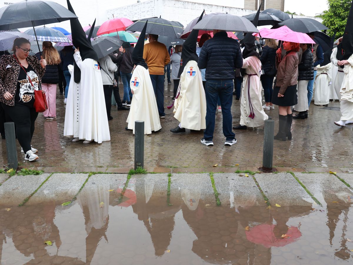 Foto: ¿Saldrán las procesiones hoy? Esto es lo que dice la Aemet sobre el tiempo y las lluvias en Sevilla, Madrid o Málaga (Rocío Ruz/Europa Press)