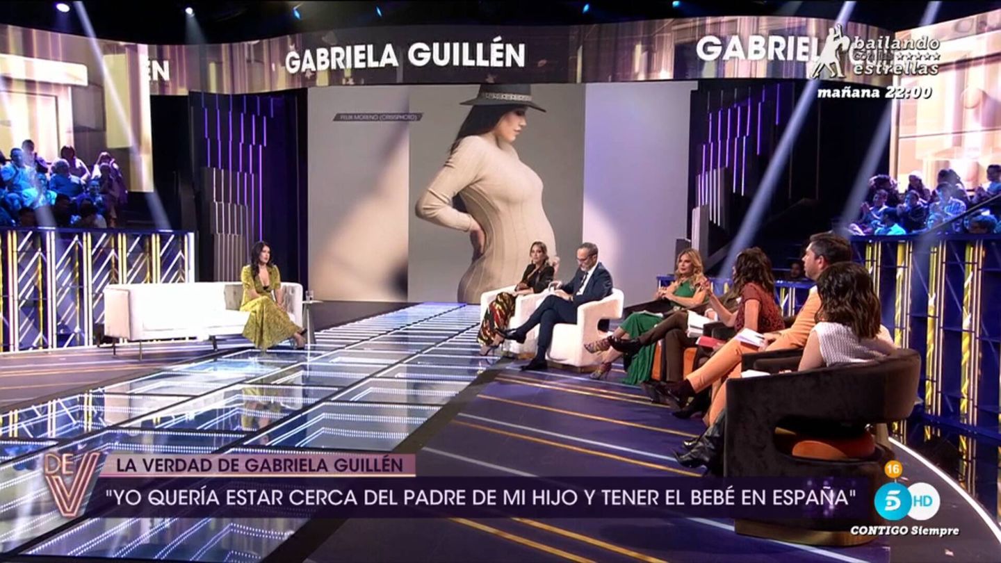 El plató de '¡De viernes!' estalla en aplausos a favor de Gabriela Guillén. (Mediaset)