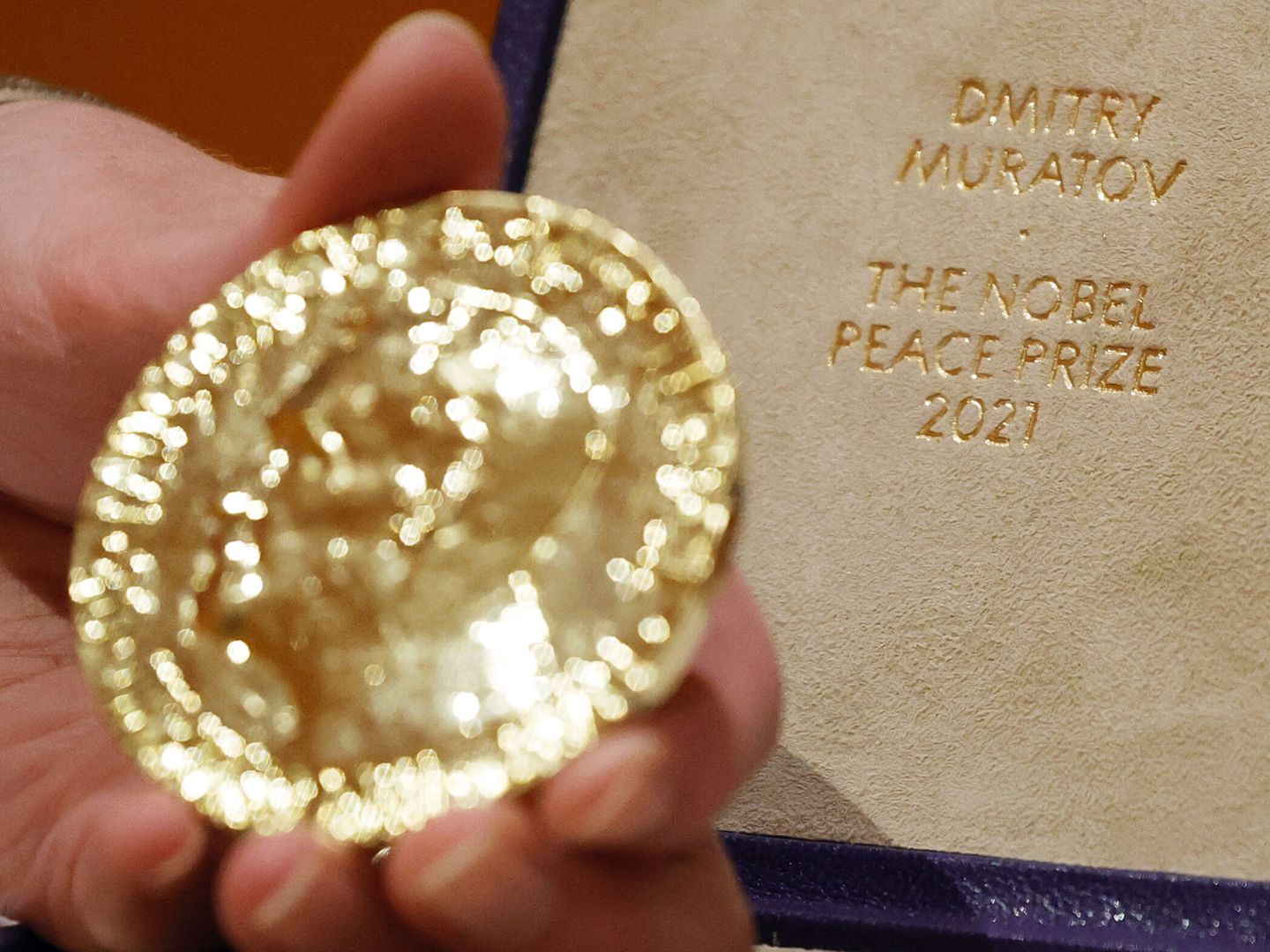 Medalla Nobel de Dmitry Muratov subastada. (EFE/EPA/Jason Szenes)