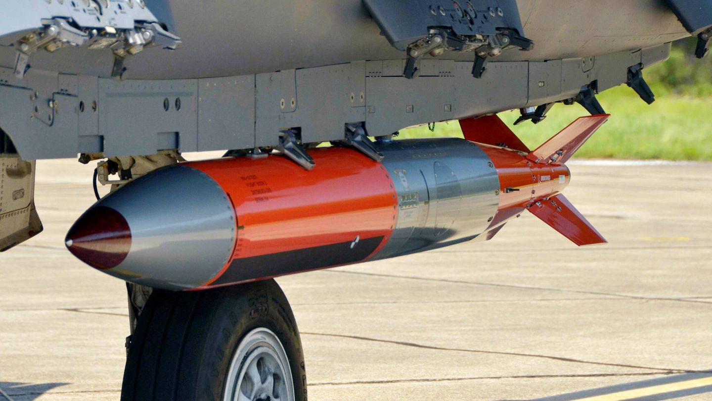 Bomba B61-12 inerte bajo un F-15 norteamericano. (USAF)