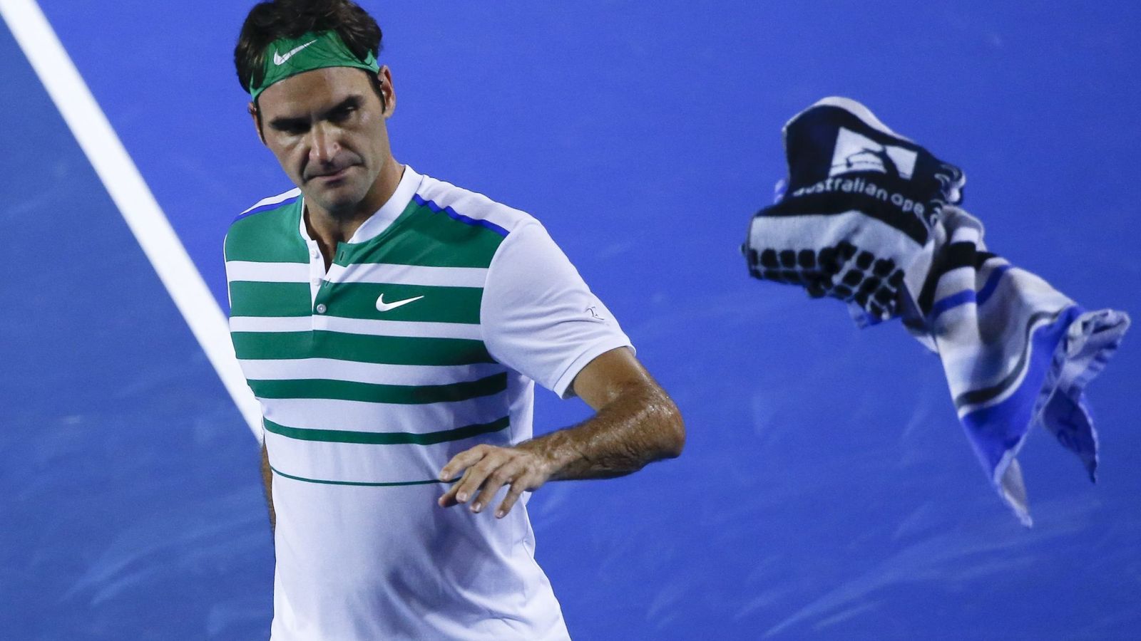Foto: Roger Federer, en un momento de su partido ante Grigor Dimitrov en el Open de Australia (Efe).