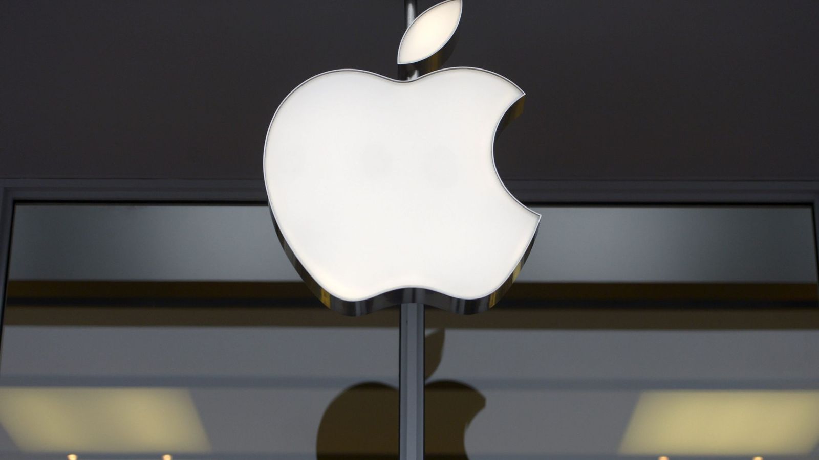Foto: El logo de la marca Apple. (EFE)