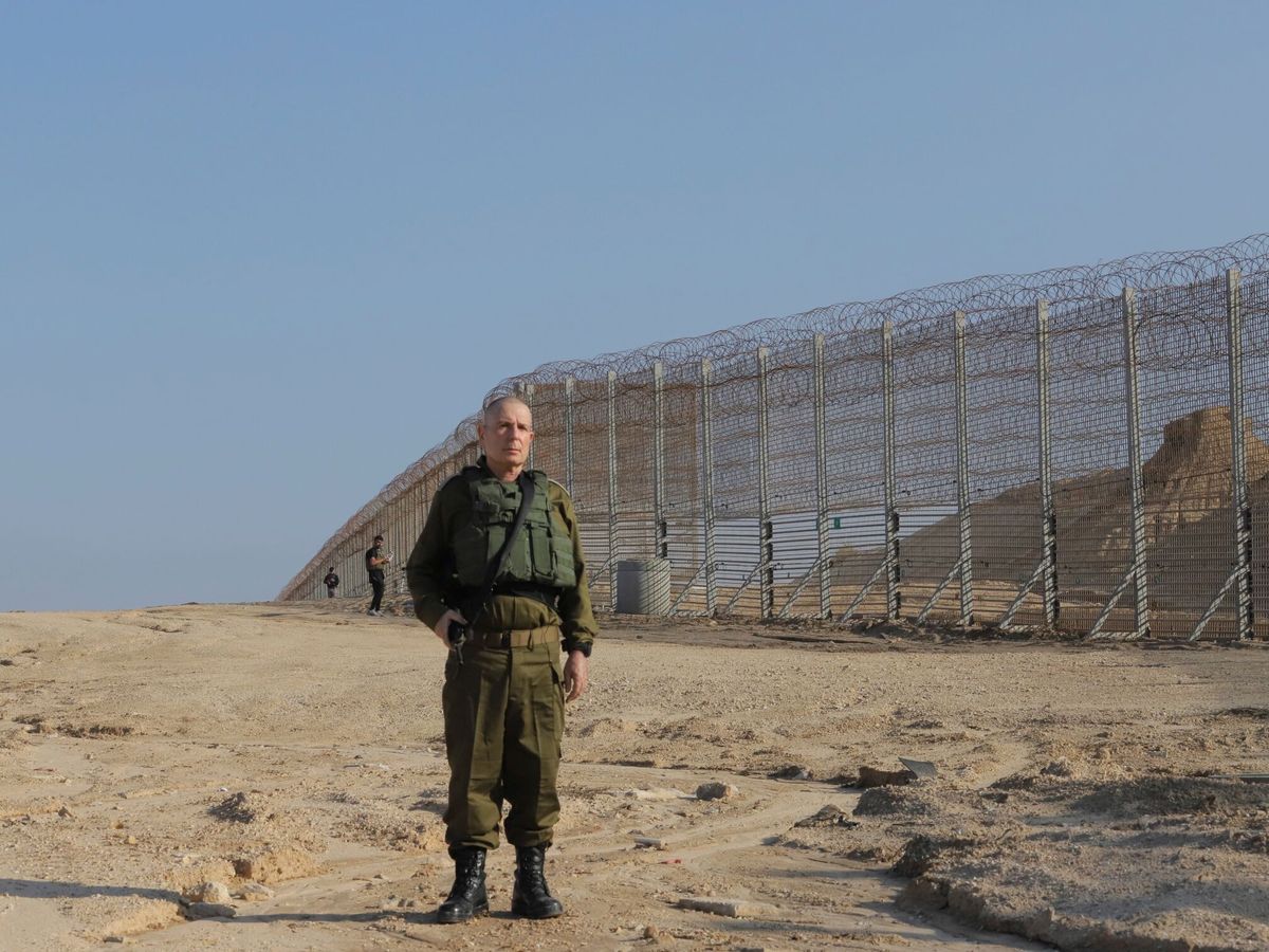 Foto: Un soldado israelí ubicado junto a la verja divisoria entre Israel y la Franja de Gaza. (EFE/Ministerio de Defensa de Israel)